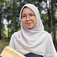 A person smiling for the camera  Description automatically generated with medium confidence